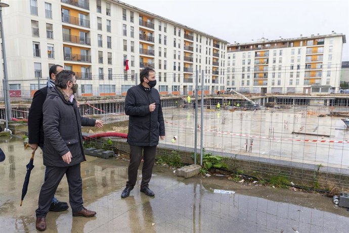El consejero de Obras Públicas, Ordenación del Territorio y Urbanismo, José Luis Gochicoa, visita junto a vecinos las obras de reconstrucción de los garajes de Nueva Montaña, en Santander, afectados por el derrumbe de hace dos años