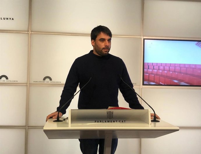 El portavoz adjunto de los comuns en el Parlament, Lucas Ferro, en rueda de prensa en la Cámara catalana a 11 de enero de 2022.