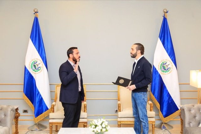 Archivo - Francisco Alabi toma posesión del cargo de ministro de Salud de El Salvador frente al presidente, Nayib Bukele.