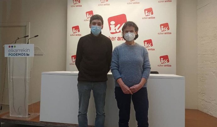 El parlamentario de Elkarrekin Podemos IU Jon Hernández y la coordinadora de Ezker Anitza, Isabel Salud, en rueda de prensa en Bilbao.