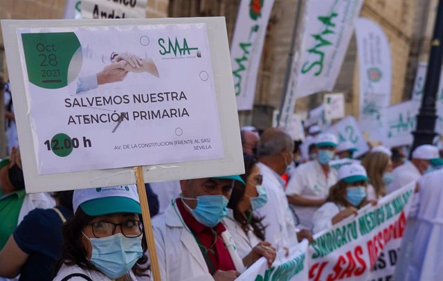 Archivo - Concentración convocada por el Sindicato Médico Andaluz para "salvaguardar la atención primaria", en foto de archivo.