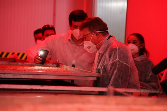 El presidente de la Generalitat Valenciana, Ximo Puig, visita al Centro de Control Biológico de Plagas ubicado en Caudete de las Fuentes (Valencia).