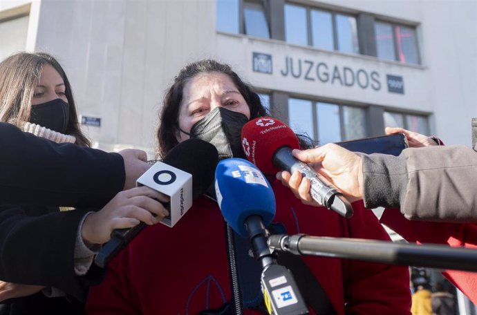 Ángeles Triano, la madre de Isaac, el joven rapero asesinado en la capital, atiende a los medios a su llegada a los Juzgados de Plaza Castilla para solicitar la prisión permanente para el presunto culpable, en los Juzgados de Plaza Castilla, a 11 de ene
