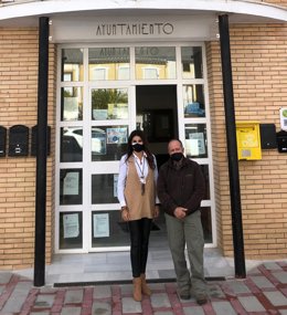 La delegada de Turismo, Nuria Rodríguez, y el alcalde de Faraján, Fernando Fernández