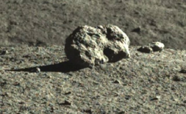 Imagen cercana de la roca lunar que despertó el reciente interés de los controladores del rover YuTu 2