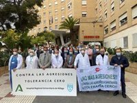 Médicos se concentran en el Hospital Regional de Málaga en repulsa a las agresiones a sanitarios