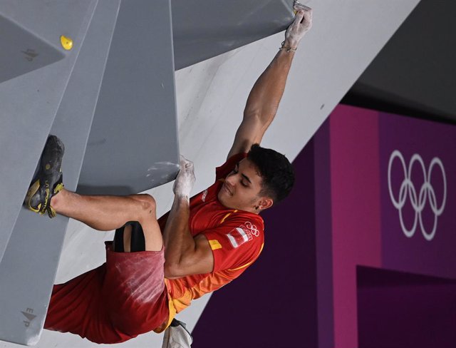 Archivo - 05 August 2021, Japan, Tokio: Spain's Alberto Gines Lopez competes in the Men's Combined Sport Climbing Bouldering final during the Tokyo 2020 Olympic Games at the Aomi Urban Sports Park. Photo: Marijan Murat/dpa