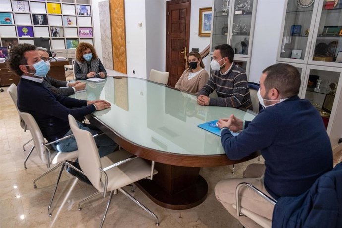 La presidenta de la Diputación de Huelva, María Eugenia Limón, en su reunión con las Asociación Ánsares.