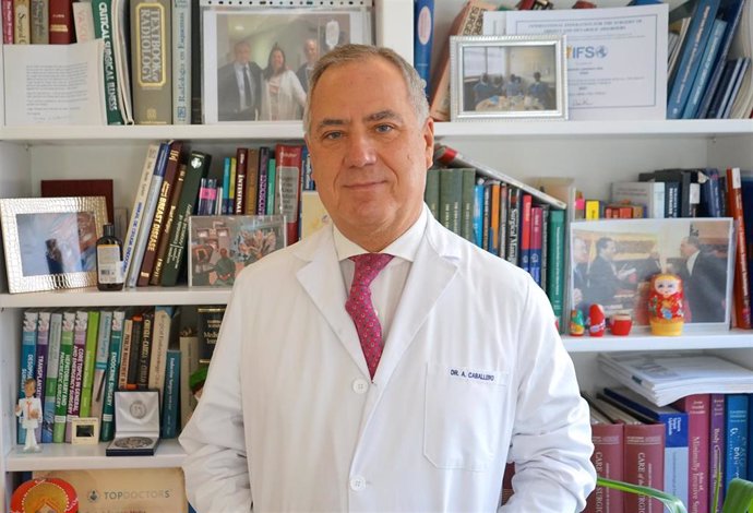 El director del Instituto de la Obesidad, Adelardo Caballero, destaca el auge de las cirugías de reducción de estómago y del fármaco que reduce el apetito liraglutida.