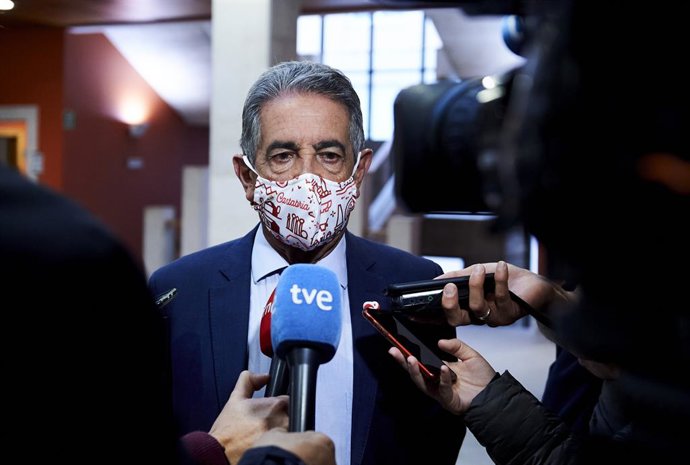 Archivo - El presidente de Cantabria, Miguel Ángel Revilla, ofrece declaraciones a los medios de comunicación a su llegada a la inauguración de la jornada 'El hidrógeno en la transición energética. Ciencia e investigación para la competitividad empresar