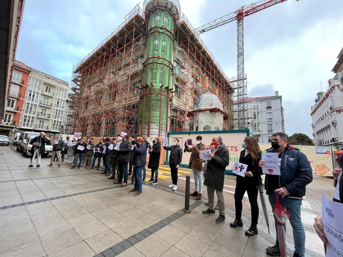 Concentración del ocio nocturno ante la Consejería de Economía y Hacienda del Gobierno de Cantabria para exigir el pago de las ayudas pendientes para las discotecas