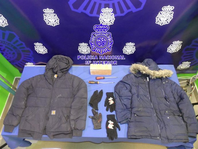Ropa y objetos usados por los dos presuntos autores del robo.