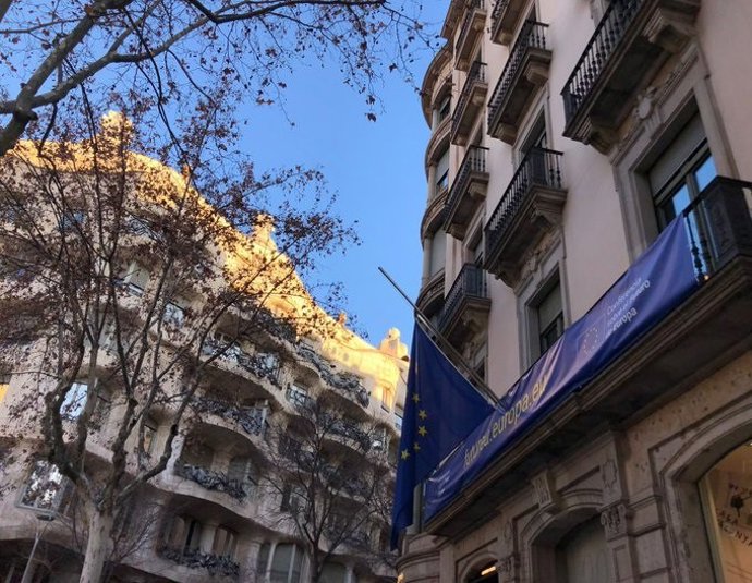 La bandera de la Oficina del Parlamento Europeo en Barcelona ondeando a media asta por la muerte del presidente de la Eurocámara, David Sassoli.