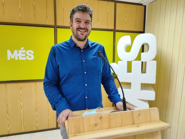 El coordinador de MÉS per Mallorca, Lluís Apesteguia, en la sede de la formación.
