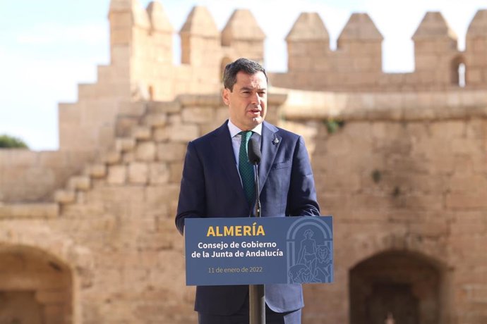 El presidente de la Junta de Andalucía, Juanma Moreno, ofrece una rueda de prensa tras la reunión del Consejo de Gobierno celebrada en el conjunto monumental de La Alcazaba de Almería.