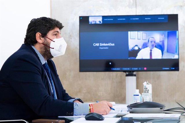 El presidente de la Región de Murcia, Fernando López Miras, durante la reunión telemática con el comisario europeo de Medio Ambiente, Océanos y Pesca, Virginijus Sinkevicius