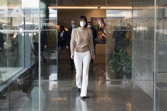 La ministra Ciencia e Innovación, Diana Morant, a su salida tras visitar la sede de Hipra el pasado 4 de enero de 2022, en Amer (Girona)