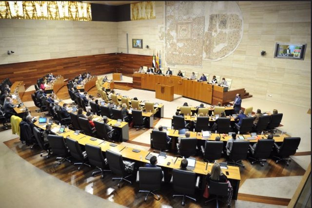 Archivo - La Asamblea de Extremadura celebra pleno ordinario, en una foto de archivo