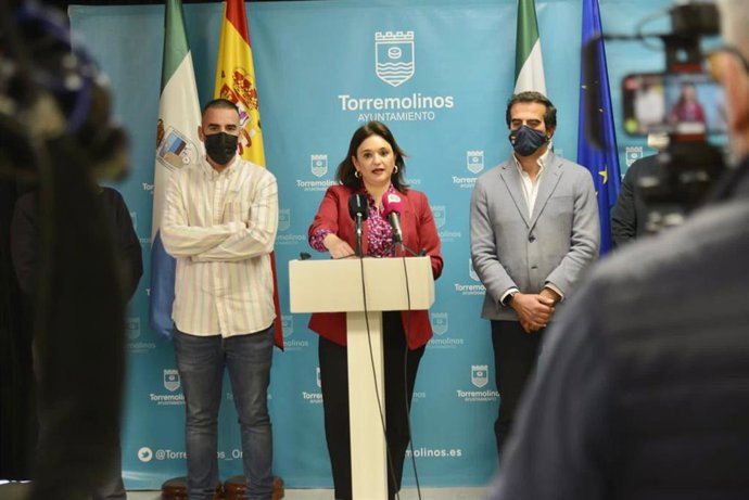 La alcaldesa de Torremolinos, Margarita del Cid, en rueda de prensa junto con el concejal de Hacienda, Luis Rodríguez, y el edil de Vox Antonio Sevilla
