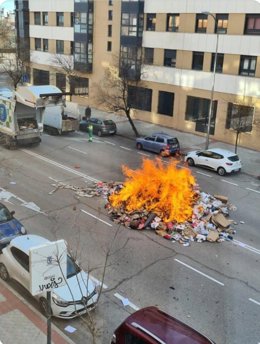 Bomberos controlan la quema del contenido de un camión de basura en pleno Montercarmelo