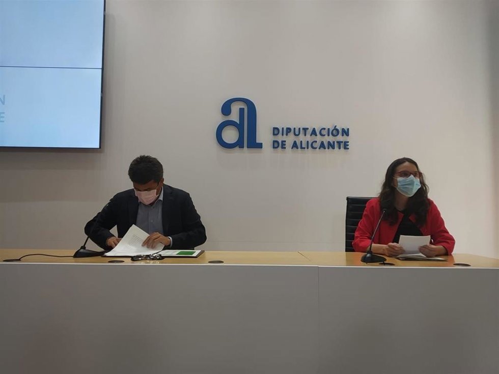 Archivo - Carlos Mazón y Mónica Oltra, en una imagen de archivo