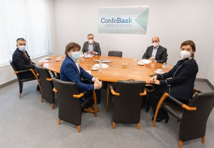 Reunión de la Ejecutiva del PSE-EE, con Eneko Andueza a la cabeza, con una representación de Confebask, liderada por su presidente, Eduardo Zubiaurre