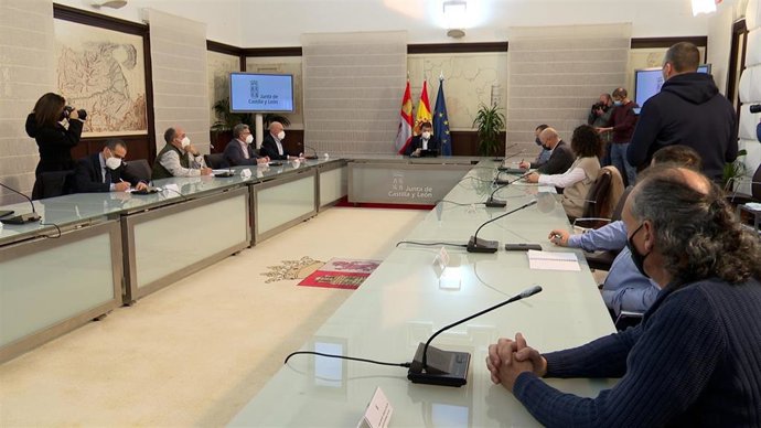 Imagen de la reunión de Fernández Mañueco con los representantes de las OPA y de las cooperativas agrarias