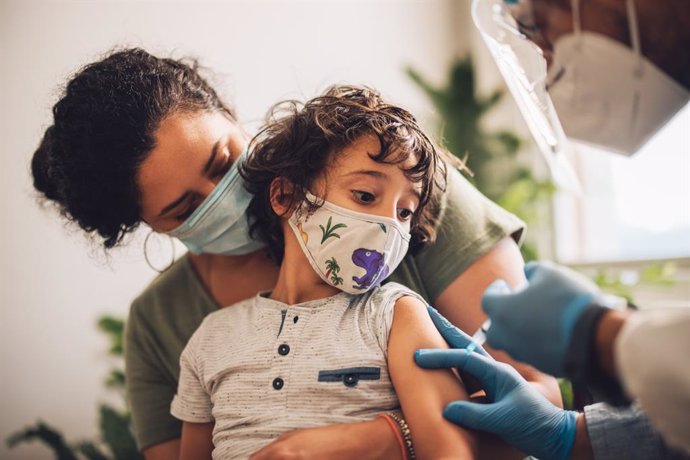 Archivo - Niña recibe la vacuna del coronavirus.