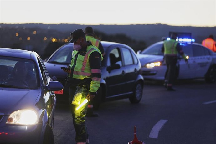 Un agente detiene a un coche durante un control de la Guardia Civil un día antes de la Operación de Nochevieja