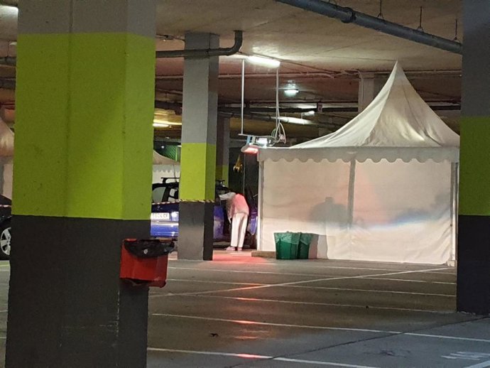 Vacunación contra la COVID-19 en el Parking 3 del HUCA.