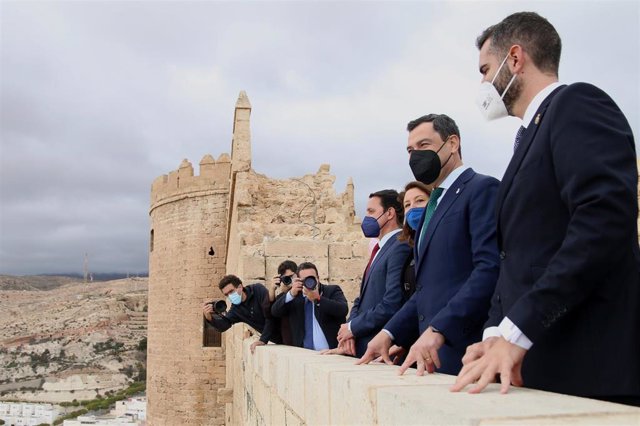 El presidente de la Junta de Andalucía observa una panorámica de Almería desde la Alcazaba junto con el alcalde de la ciudad, Ramón Fernández-Pacheco, la consejera de Agricultura, Carmen Crespo, y el presidente de la Diputación, Javier Aureliano García.