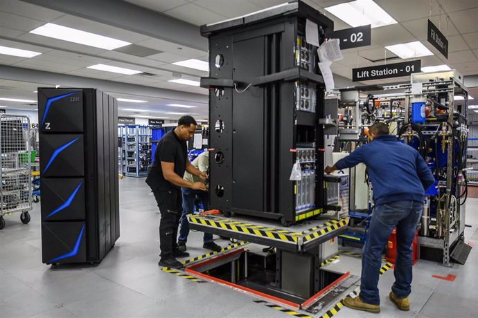 Archivo - Ingenieros de IBM trabajando en un centro de datos de la compañía.