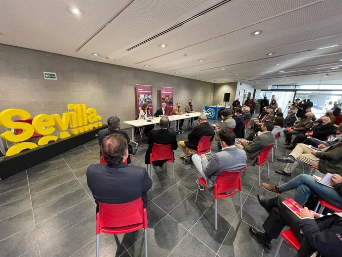 Reunión convocada por el alcalde de Sevilla, Antonio Muñoz, con agentes económicos y sociales en el edificio CREA, en San Jerónimo.