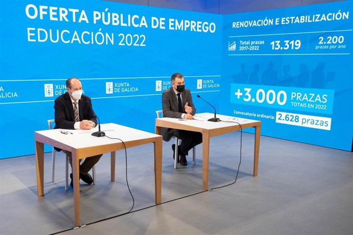 El conselleiro de Cultura, Educación e Universidade, Román Rodríguez, acompañado por el director xeral de Centros e Recursos Humanos, Jesús Álvarez, informa sobre la OPE de 2022