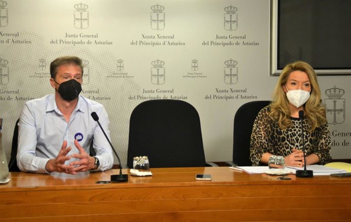 Teresa Mallada, a la derecha