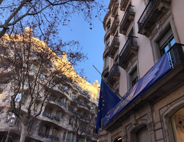 La bandera de l'Oficina del Parlament Europeu a Barcelona oneja a mitja asta per la mort del president de l'Eurocambra, David Sassoli