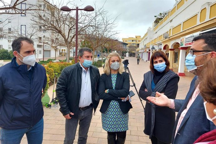 Encuentro entre el portavoz de UPporA y coordinador andaluz de IU, Toni Valero, el parlamentario andaluz de la formación y coordinador provincial de IU Málaga, Guzmán Ahumada, representantes de la plantilla de Tívoli World y del sindicato CCOO