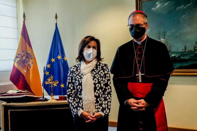 La ministra de Defensa, Margarita Robles, y el Arzobispo Don Juan Antonio Aznárez Cobo en el acto en que el Arzobispo ha jurado para el cargo de nuevo Arzobispo Castrense