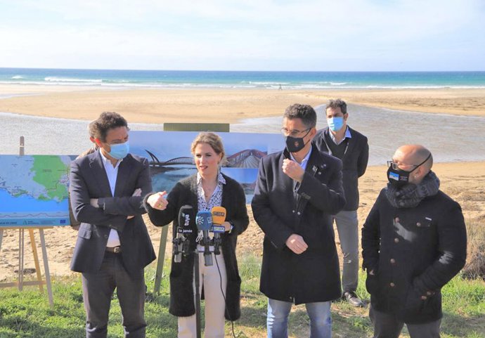 La delegada de la Junta de Andalucía en Cádiz, Ana Mestre, durante su visita a Barbate.