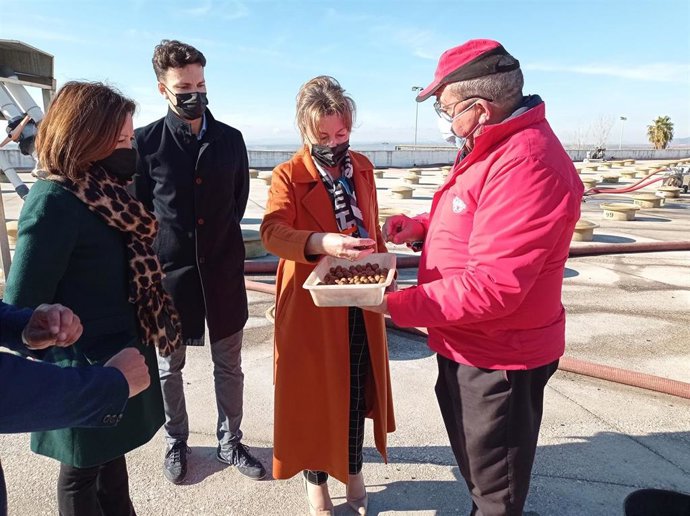 La delegada de la Junta en Málaga, Patricia Navarro, a la izquierda de la imagen, junto a la presidenta de Hutesa, María Paz Hurtado.