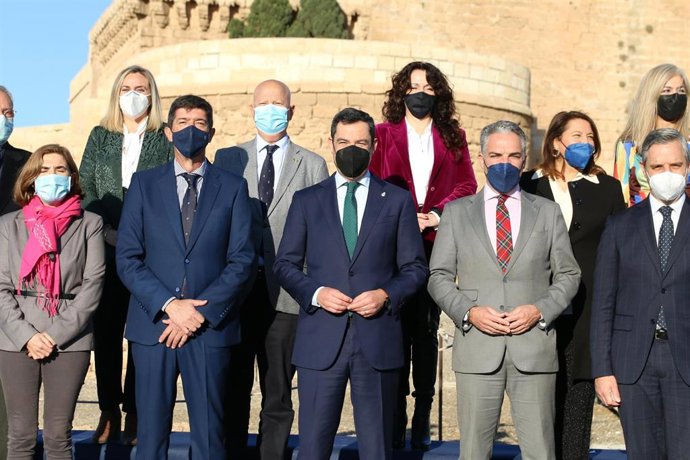 El presidente de la Junta de Andalucía, Juanma Moreno (c), junto a el vicepresidente de la Junta, Juan Marín (2i), y al consejero de la presidencia, Elías Bendodo (2d), en la foto de familia  antes de la reunión ordinaria del Consejo de Gobierno, a 11 d