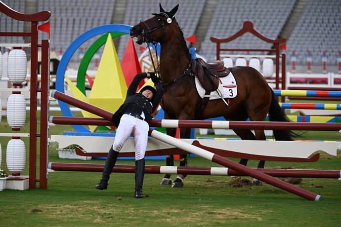 Archivo - Annika Schleu y su caballo durante la prueba de hípica de pentatlón moderno en los Juegos Olímpicos de Tokio