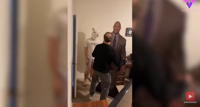 Un joven asusta a su padre con una figura a tamaño real de "The Rock"