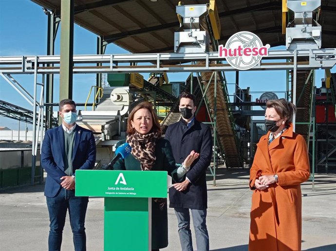 La delegada del Gobierno andaluz en Málaga, Patricia Navarro, en rueda de prensa en Fuente de Piedra, donde ha visitado la empresa Hutesa
