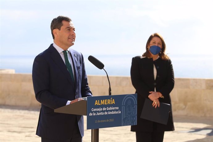 El presidente de la Junta de Andalucía, Juanma Moreno, y la consejera de Agricultura, Carmen Crespo, este martes en la rueda de prensa del Consejo de Gobierno en Almería.