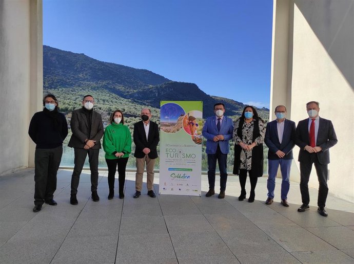 Autoridades asistentes a la presentación en Doña Mencía del I Congreso de Ecoturismo de la Subbética.