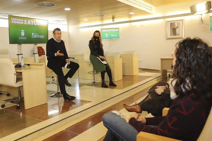 El alcalde de La Rinconada, Javier Fernández, y la delegada de Economía y Hacienda, Raquel Vega.