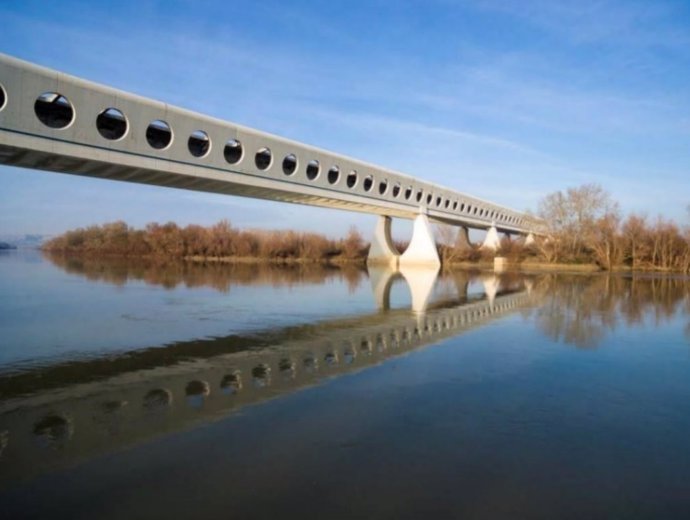 Puente de hormigón sobre el río Ebro