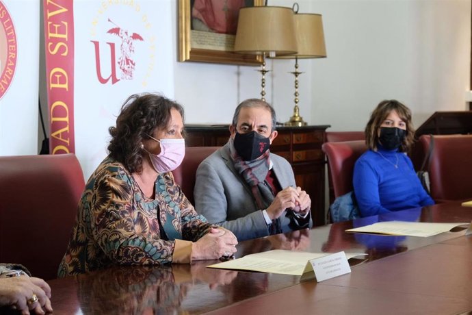 La viceconsejera de Salud y Familias de la Junta de Andalucía, Catalina García,  y el rector de la Universidad de Sevilla, Miguel Ángel Castro.