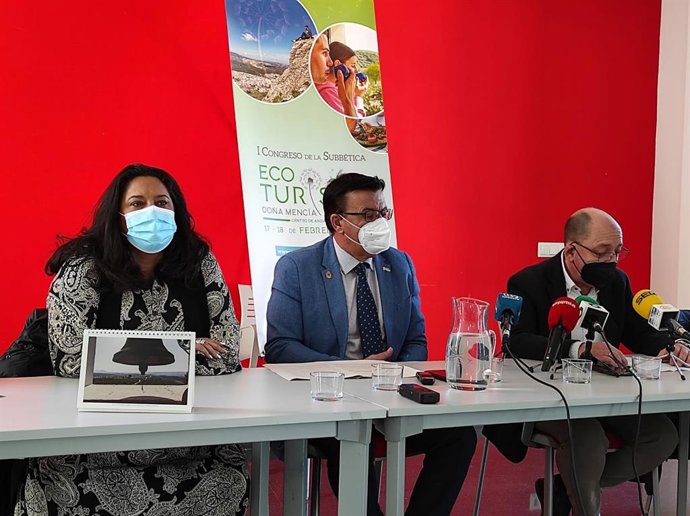 Dolores Amo, junto a Lope Ruiz y Salvador Cubero, en la presentación del I Congreso de Ecoturismo de la Subbética.